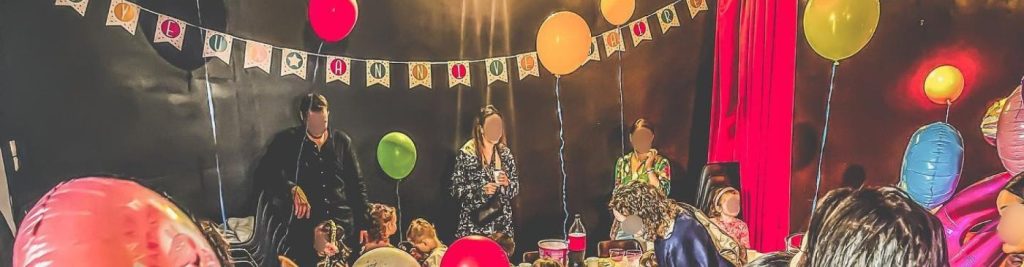 Goûter d’anniversaire dans la salle du théâtre, avec ballons