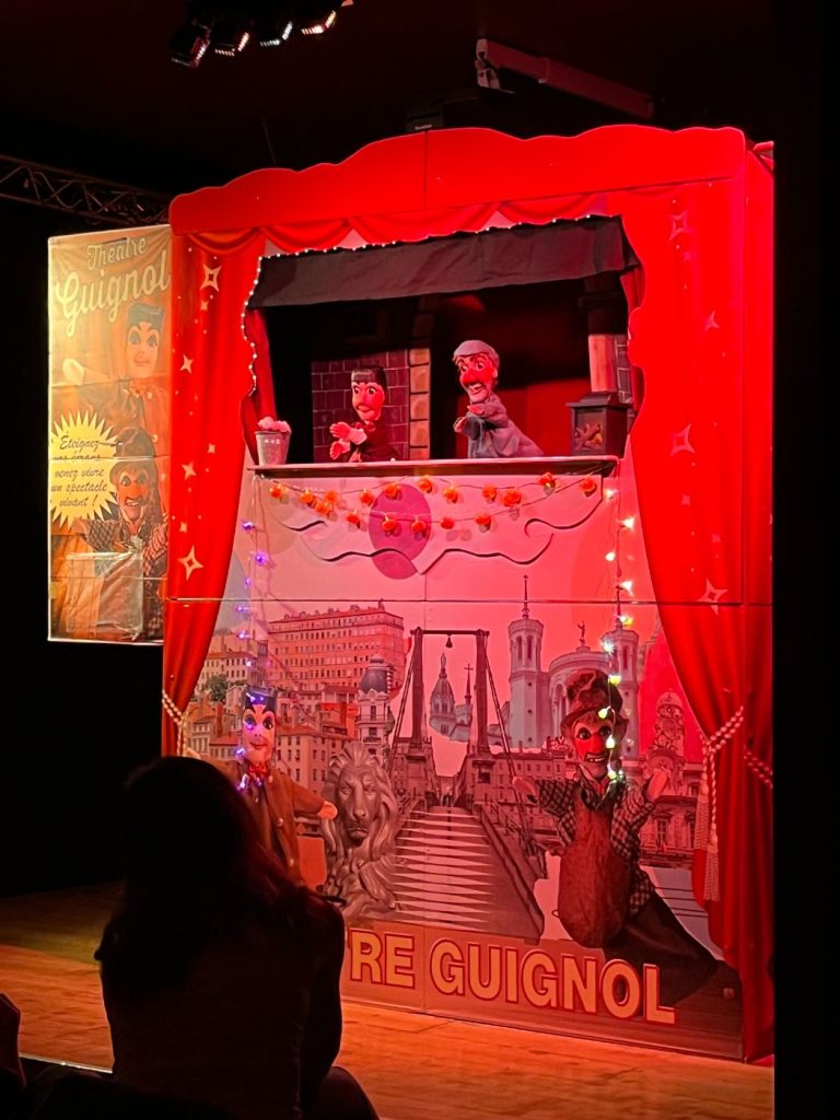 Castelet rouge du Théâtre Guignol