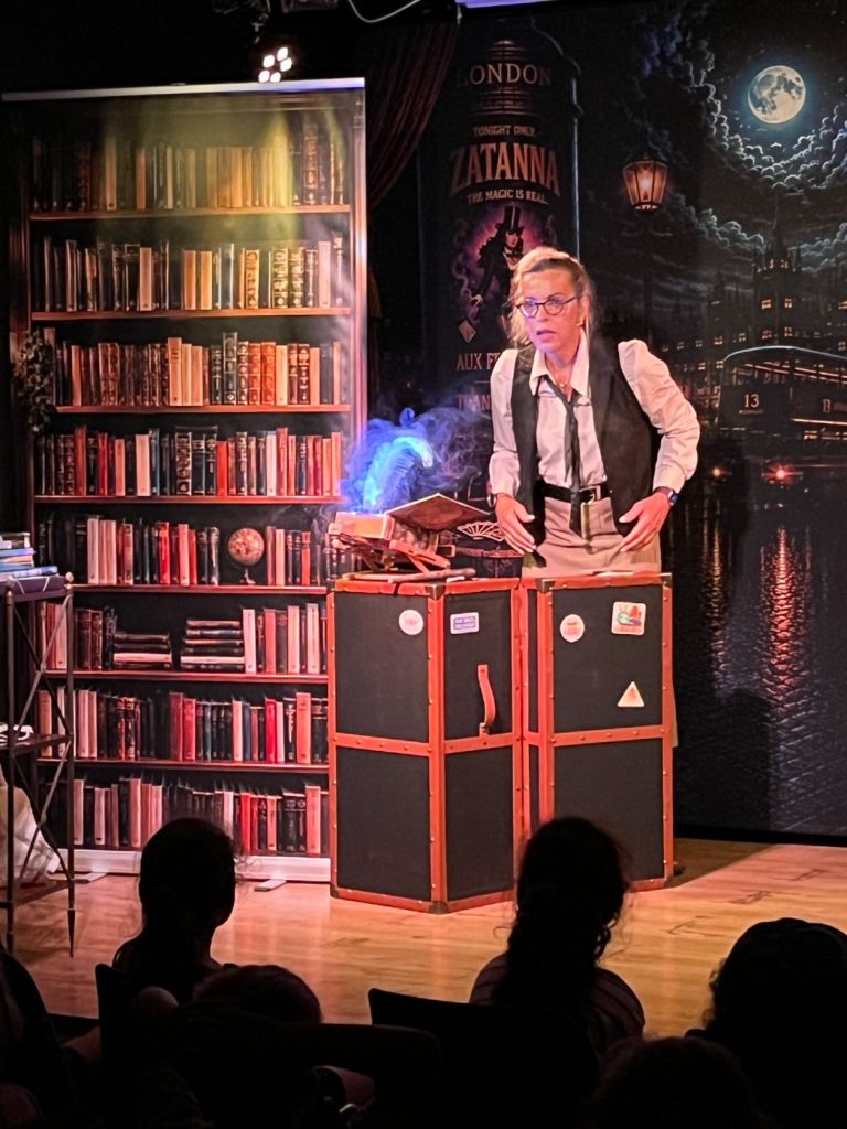 Magicienne derrière une malle, fumée bleue