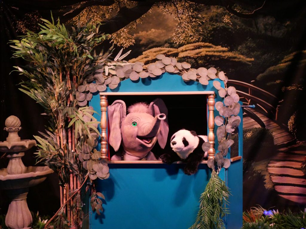 Marionnettes éléphant et panda dans un castelet bleu