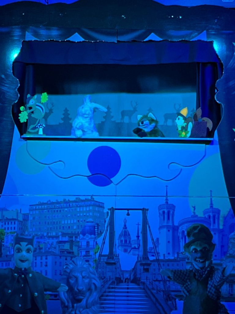Marionnettes animaux sous lumière bleue