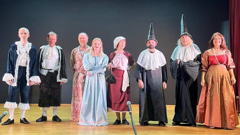 Une troupe d’élèves sur la scène du théâtre