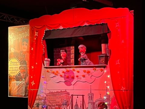 Castelet rouge du Théâtre Guignol