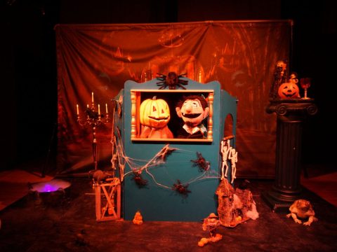 Castelet décoré pour Halloween avec citrouille et vampire