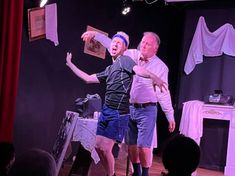 Deux comédiens en pleine scène comique