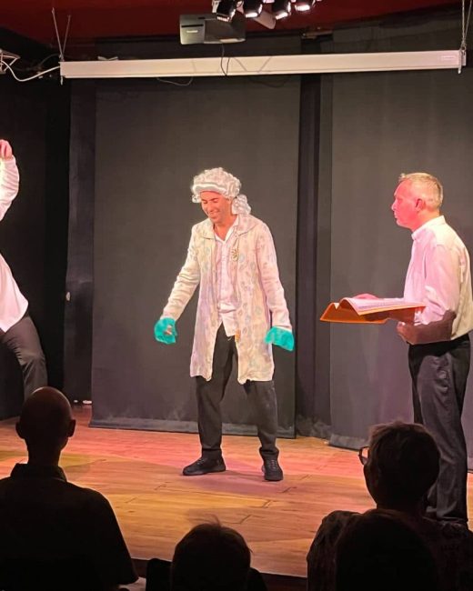 Trois comédiens dans le sketch de la Révolution : bonnet phrygien et perruque poudrée