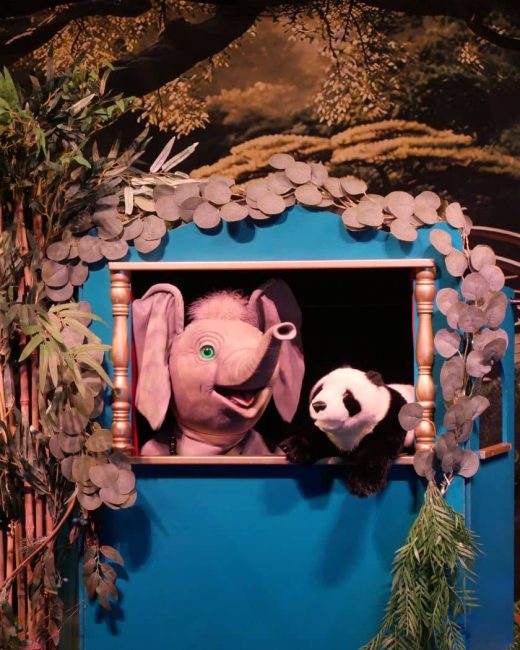 Marionnettes éléphant et panda dans un castelet bleu