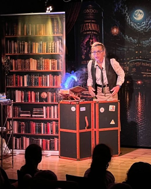 Magicienne derrière une malle, fumée bleue